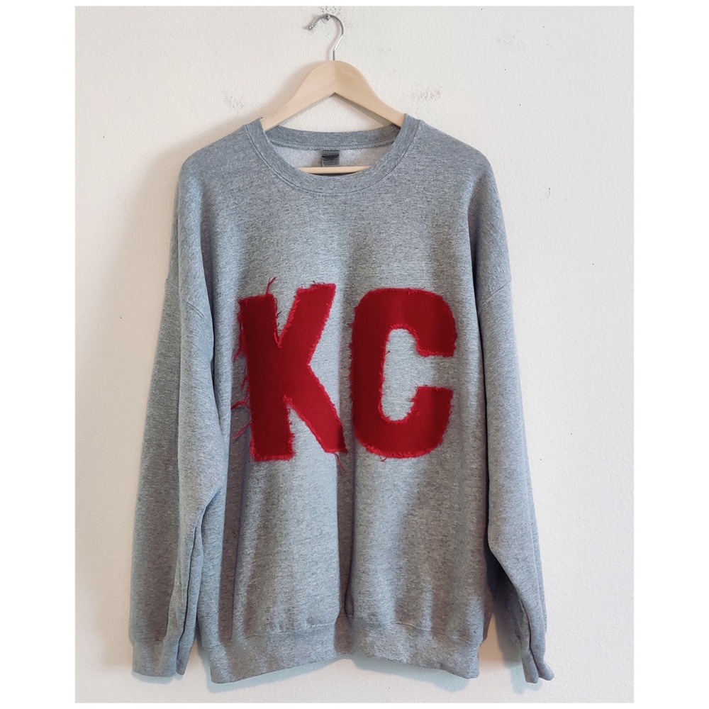 SOLD Upcycled Thick Gildan GameDay Kansas City Chiefs Raw Hem Gray Sweatshirt - Picture 4 of 6